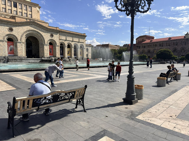【Republic Square／共和国広場｜エレバン“ピンクの調べと踊る噴水が息づく都市の心臓”】