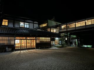 吉野山에 둘러싸인 사찰 숙소