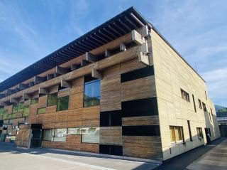 檮原町是個與世隔絕的世外桃源，這裡有超多隈研吾建築師的大作，雲之上圖書館，雲之上溫泉，如果能在這停留一晚，更能感受到被森林環繞擁抱的寧靜感，更可以順遊特殊喀斯特地形天狗高原，看看群山稜線，牛群悠哉吃草，大風車震撼的出現在你眼前的畫面。
