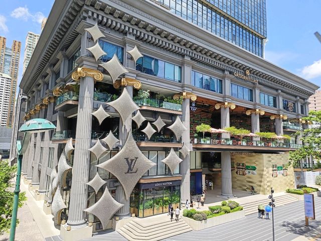 夜幕下的鑽石幻境 ， LV The Place Bangkok 的藝術饗宴。