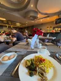 Concrete Calm in Bangkok’s Buzz, De Prime Awaits