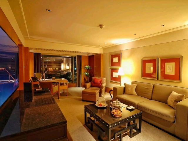 A Timeless Luxury Stay at Mandarin Oriental Hong Kong
