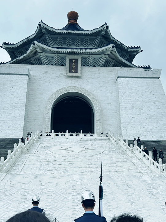 #SeptemberTravelSupport

🏯 Taipei Chiang Kai-shek Memorial Hall Travelogue

I visited the Chiang Kai-shek Memorial Hall, a must-see attraction during my trip to Taipei.
The majestic building, nestled in the heart of the city, boasted an overwhelming presence even from afar.

The spacious plaza in front of the memorial hall was a space where locals and tourists alike could freely stroll and take photos, creating a relaxed atmosphere. Climbing the stairs and entering the hall, I was struck by the high ceilings and majestic atmosphere.

The Changing of the Guard ceremony, a sight many people eagerly awaited, was a must-see. The precise movements and disciplined movements felt like a traditional ritual, captivating the attention of tourists.

Nearby are the National Theater and the National Concert Hall, allowing me to enjoy both architectural beauty and artistic atmosphere. Thanks to this, it felt more than just a memorial hall, but a place where culture and art intertwine.

Located in the heart of Taipei, it's easily accessible and offers a fusion of history and culture, making it the perfect addition to any travel itinerary.

#TravelPlanning #OverseasTravel #ChinaTravel #TaiwanTravel #PlacesToVisitInTaiwan #ChiangChingMemorialHall