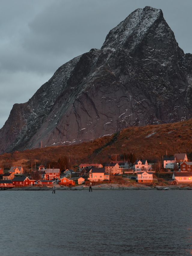 Reine หมู่บ้านแสนสงบ ของเกาะlofoten  Reine หมู่บ้านแสนสงบ ของเกาะlofoten