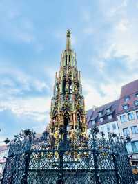 美泉（Schöner Brunnen）與聖母教堂（Frauenkirche）