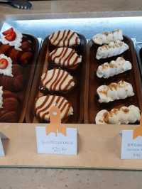 CAFÉ WITH GREAT COFFEE & PASTRIES.