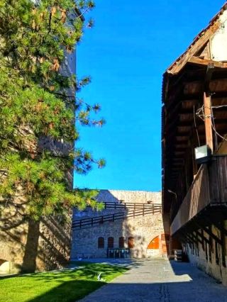 🏰 Exploring Cetatea Făgărașului – Transylvania’s Medieval Treasure