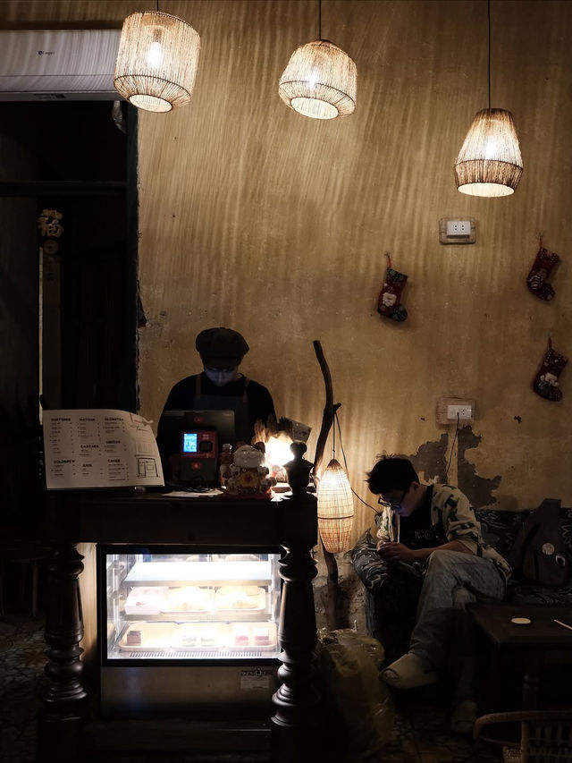 Tám Café – A 100-Year-Old House Turned Into a Calm Hideaway Tám Café – A 100-Year-Old House Turned Into a Calm Hideaway