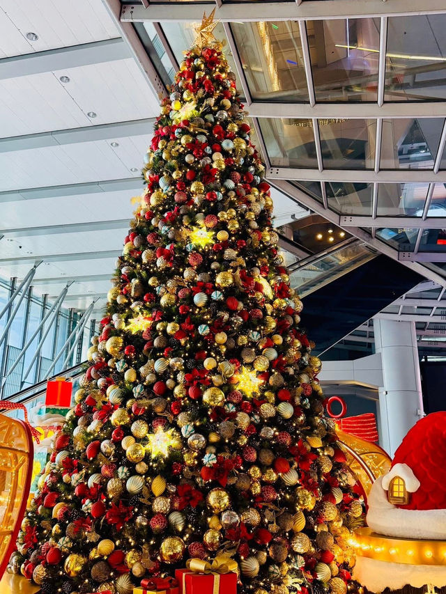 Where Neon Bows Meet Digital Snow: Christmas in Hong Kong's Concrete Canyon Where Neon Bows Meet Digital Snow: Christmas in Hong Kong's Concrete Canyon