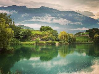 ジェロンド湖が魅せる鏡の魔法：スイス・ワインカントリーの絶景。