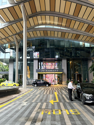 #springflower
Imagine stepping into a hotel where history meets the future—that’s JW Marriott Singapore South Beach on Beach Road. The moment you arrive, you're greeted by a dramatic wave-like canopy suspended above conserved colonial facades, a design that has won global acclaim. Inside, the ambiance is calm and sophisticated, with art installations scattered throughout the property. The rooms are tech-savvy yet cozy, featuring automated curtains, mood lighting, and deep soaking tubs. For the ultimate experience, head up to level 18. There, an infinity pool seemingly merges with the sky, offering front-row seats to the Marina Bay skyline, especially breathtaking during sunset or the nightly light show. Food lovers are spoiled for choice—from authentic Italian at Akira Back to hearty buffets at Beach Road Kitchen. When you’re ready to explore, you're just a five-minute walk from Haji Lane’s quirky boutiques or the historic Sultan Mosque. With the MRT literally beneath the hotel, the whole of Singapore is your oyster. This isn't just a stay; it's a journey through time, taste, and tropical luxury.