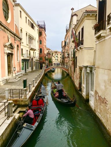🛶 水上都市を巡る：ヴェネツィアの運河とゴンドラ | Trip.com