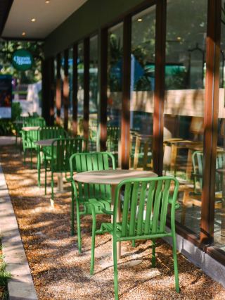 首先,Green & Bean Cafe 是一家位於普吉島奈揚海灘附近度假村內的溫馨咖啡館。對於那些想要逃離喧囂的人來說,這裡是理想的去處。您可以在這裡享用一杯香濃的咖啡,放鬆身心,或在鬱鬱蔥蔥的環境中品嚐美味點心。咖啡館以綠色和大地色系裝飾,從您踏入的那一刻起,就能感受到寧靜祥和的氛圍。室內和室外座位區綠樹環繞,自然光線充足,是工作、閱讀或拍攝美照分享到社交媒體的絕佳場所。

菜單提供各種優質咖啡、茶飲、清爽飲品和新鮮出爐的自製糕點。尤其值得一提的是,他們的蛋糕不僅賞心悅目,而且美味可口,與香濃的拿鐵、卡布奇諾和美式咖啡等咖啡堪稱絕配。對於不喝咖啡的顧客,這裡也提供冰沙和果汁飲品。咖啡館的一大特色是使用優質食材,因此出品的飲品美味可口,價格也十分合理。

另一個令人印象深刻的方面是員工友善、熱情、周到的服務,營造出溫馨舒適的氛圍——更像是去朋友家做客,而不是去普通的咖啡館。此外,咖啡廳地理位置優越,靠近奈揚海灘,方便您在海灘漫步前後順道來這裡喝杯咖啡。對於想要尋找寧靜咖啡館放鬆身心的遊客和當地人來說,這裡都是理想之選。

總而言之,Green & Bean 是一家能夠滿足咖啡愛好者、甜點愛好者和攝影愛好者需求的咖啡館。這裡環境優美,裝潢簡約迷人,飲品美味可口,甜點精緻可口,服務周到,如果您有機會前往普吉島的奈揚海灘,這家咖啡館絕對不容錯過。在這裡,您可以品嚐到美味的食物,享受輕鬆的氛圍,並拍下漂亮的照片帶回家。這裡是您度過美好上午或下午時光,為輕鬆的一天充電的完美場所。 🎂☕️❤️ #咖啡館