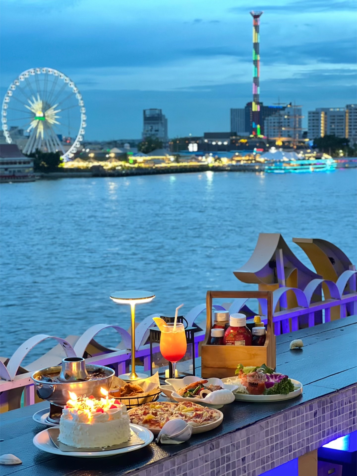 Spotlight on a Chao Phraya Riverfront Rooftop: Pay in the Hundreds, Get a Million-Dollar View 🍺🍷

RIM Rooftop Dining&Bar, a riverside restaurant on the Chao Phraya River with a view of the Asiatique Ferris wheel 🎡

Great vibes with live music, absolutely perfect for a date. If you love pulling off surprises, you seriously need to bring your partner here—it's super romantic! The restaurant is located on the 4th floor of Kowtha Rivertel in the Charoen Nakhon neighborhood. 

The restaurant allows you to order 5 dishes per table from their menu (the food is amazing and totally worth it!). Plus, you can enjoy all-you-can-drink "bubbly longan juice" (a playful slang for beer!) until 9:00 PM. All of this comes out to less than 1,000 THB per person. The staff's service is top-notch, too. I'm definitely going back! I highly recommend heading there around 6:00 PM; the weather is perfectly breezy, and you're guaranteed to get some stunning photos to take home.

🚘 Getting there: You can drive there. Parking is pretty limited, but personal cars can be parked along the main road.
🚊 BTS Krung Thon Buri: You can catch a taxi from the station. It's about 2.3 km away from the restaurant.
⏰ 4:00 PM - Midnight 

⚡️ You can easily book a table and reserve your time slot directly via their page.
📍 RIM Rooftop Dining&Bar