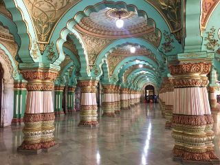 【印度．邁索爾】走入黃金與人潮交織嘅夢幻宮殿！Mysore Palace 內部奢華大揭秘 。