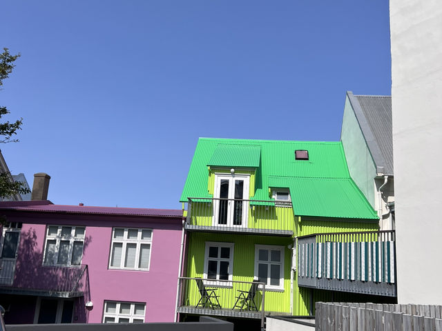 🇮🇸 冰島雷克雅維克一日遊 | 腳痠但心暖的冒險旅程 🧤👣❄️ ✨ 小城市大步行，天氣變幻莫測，一天走到腿軟的獨特旅行日記 ✨