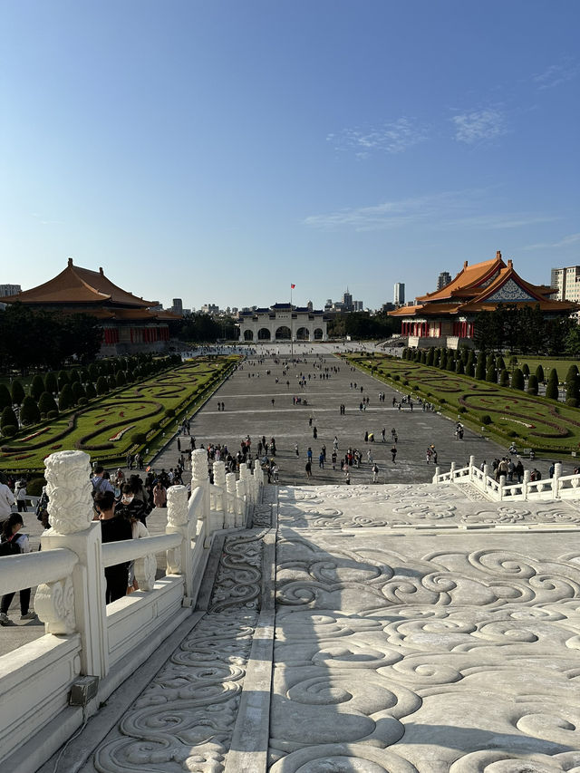 Historic Taipei Stroll: Monuments, Museums & Open Square Magic