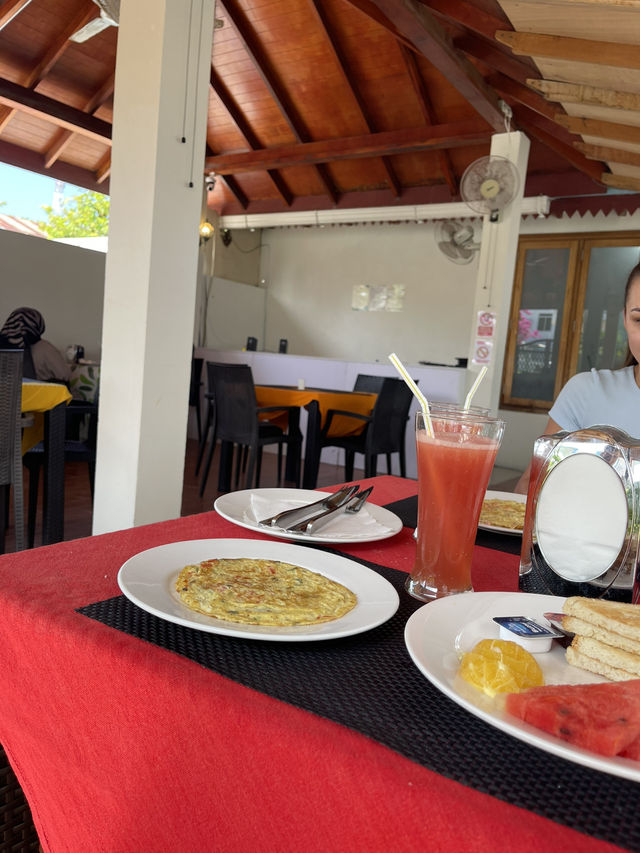 🏝️ Thulusdhoo – Island Life in the Maldives 🌊✨