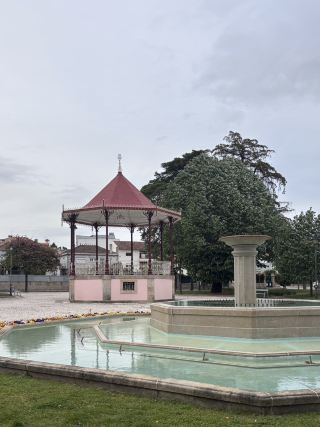 เวทีดนตรีกลาง: หัวใจแห่งประเพณี 🎺🏛️