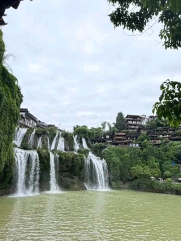 芙蓉鎮（Furong）。滝の上に架かる町。メリットとデメリット。 | Trip