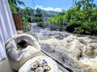 หนีไปพักผ่อนที่ Teuk Chhou Rapids: จุดเช็คอินริมแม่น้ำสุดชิลในกำปอต 。