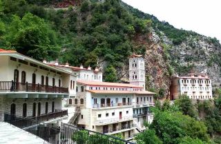 卡爾佩尼西－希臘小鎮，山蔥鬱，河流冰冷