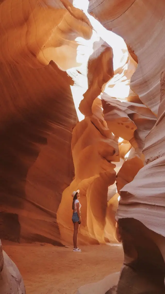 Nature's Masterpiece: Antelope Canyon's Spellbinding Beauty 🏜️