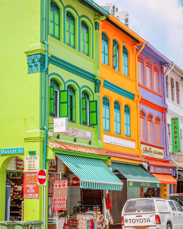 Explore the colorful Little India 🌈
