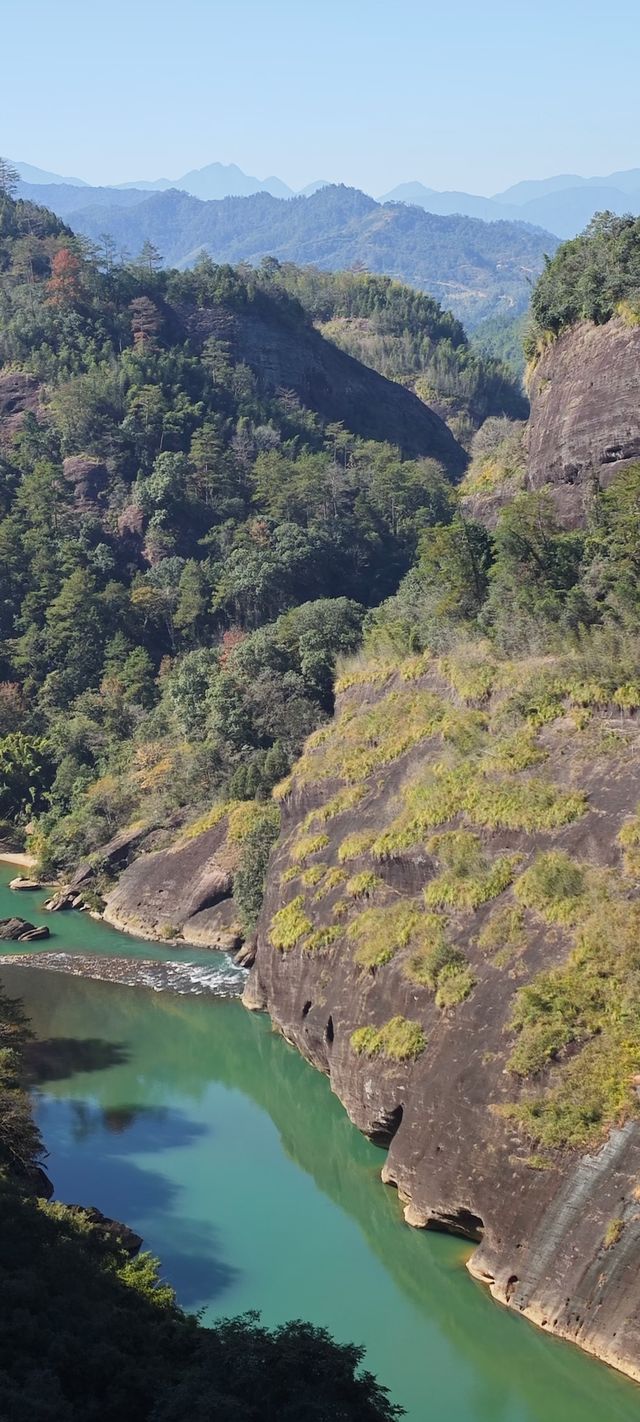 武夷山從生態、景觀、歷史文化等方面與其它同類地區和遺產地的價值比較，有以下突出特點：武夷山集山嶽、河