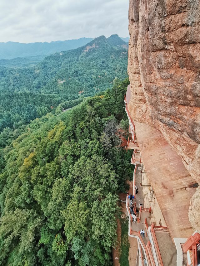 甘肅天水麥積山石窟藝術瑰寶