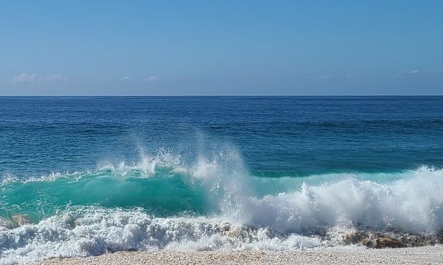 日落海灘的浪很美