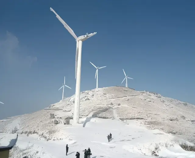 Shaoxing's highest peak, with snow and windmills