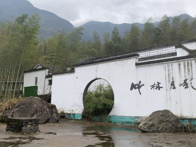 莫以宜春遠，江山多勝遊