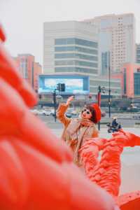 太震撼了徐家匯驚現中國紅的二龍戲珠