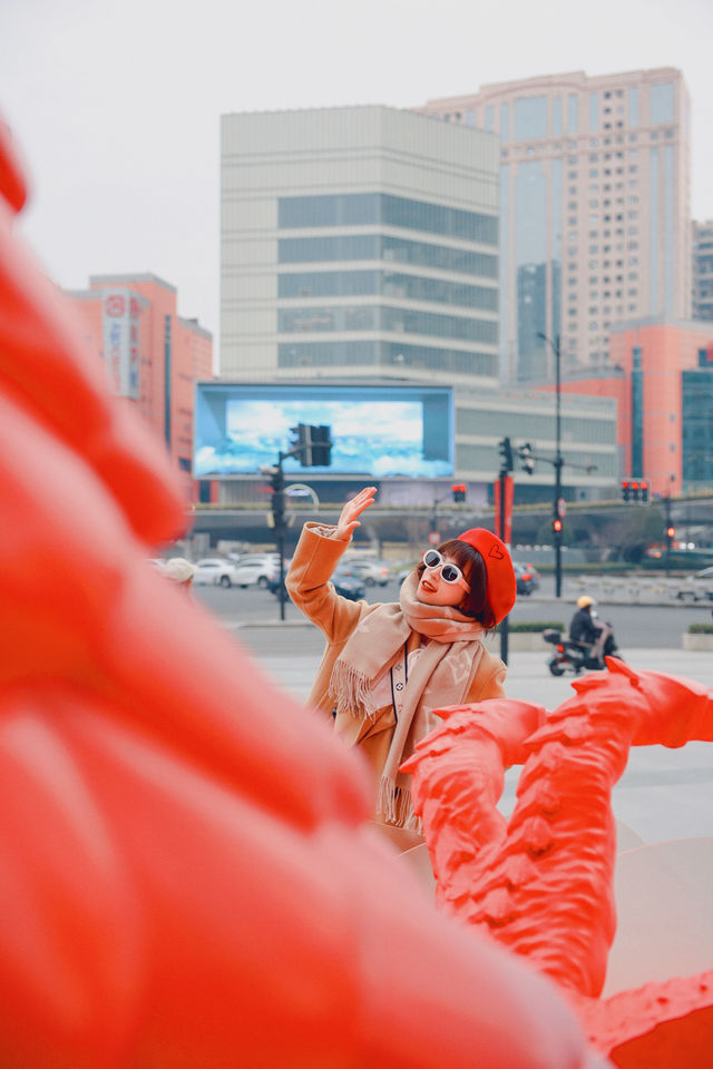 太震撼了徐家匯驚現中國紅的二龍戲珠 太震撼了徐家匯驚現中國紅的二龍戲珠