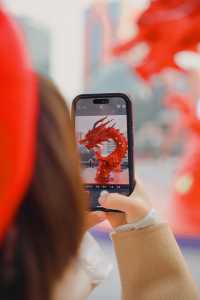 太震撼了徐家匯驚現中國紅的二龍戲珠