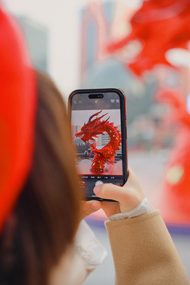 太震撼了徐家匯驚現中國紅的二龍戲珠 太震撼了徐家匯驚現中國紅的二龍戲珠