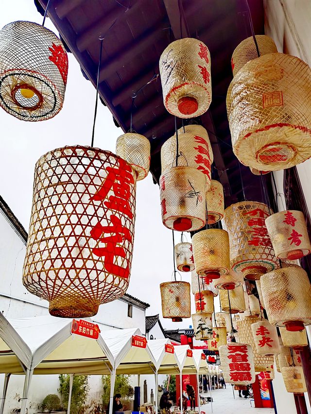 東陽卢宅非遺街區，燈籠高掛，紅梅飄香