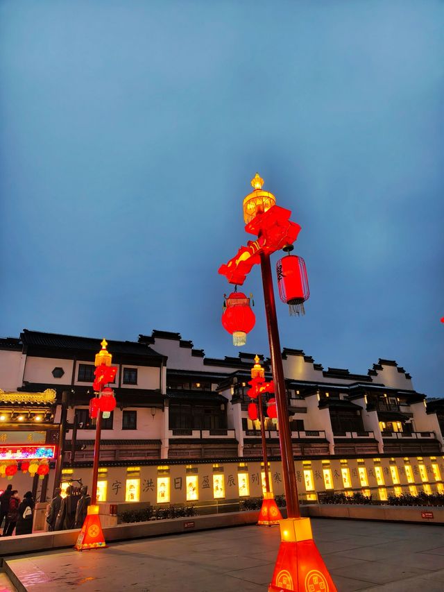 南京科舉博物館外亮燈啦，與小狀元合影拍照