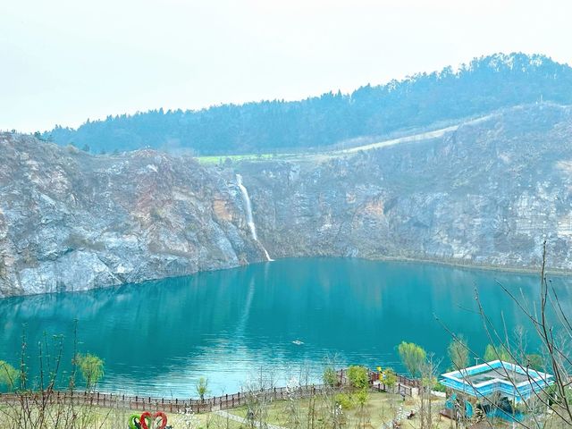 江夏靈山生態旅遊文化區位於武漢市江夏區烏龍泉街靈山村，雖然離市區有點遠，但是非常非常美值得去遊玩