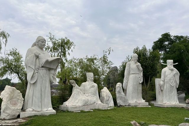 翰園碑林位於開封市龍亭湖風景區，清明上河園旁邊，融山水藝術景觀和古典園林建築藝術為一體，集古今中外詩詞、書畫、碑刻藝術之大成，一定要去!!!