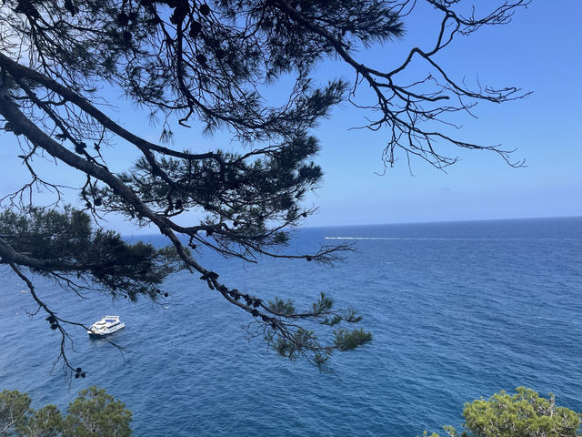 濱海托薩，一邊是古堡，一邊是大海