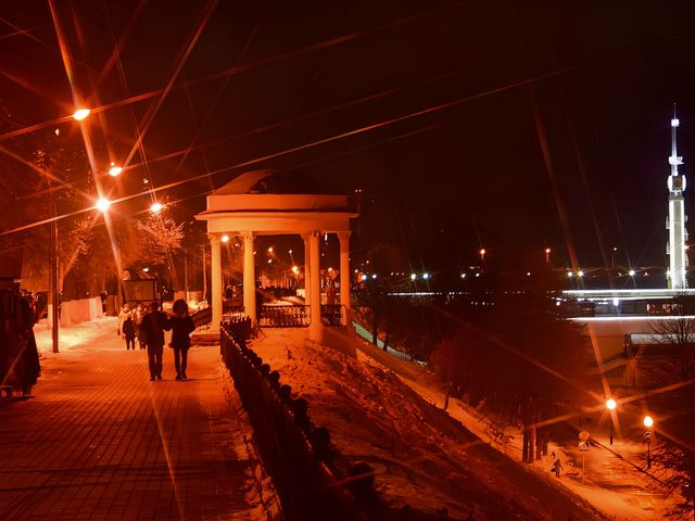 沿著雅羅斯拉夫伏爾加河岸堤漫步，享受夏日清涼之旅。