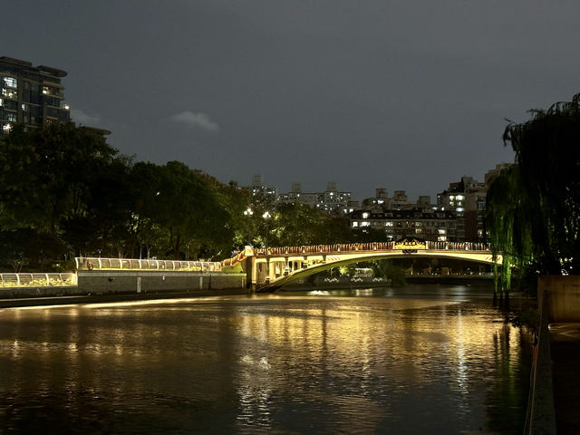 上海蘇州河美麗的夜景。