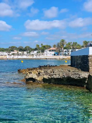 메노르카 섬: 스페인의 보석, 푸른 하늘과 바다의 꿈.