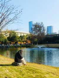 冬日暖陽下的摩訶池公園