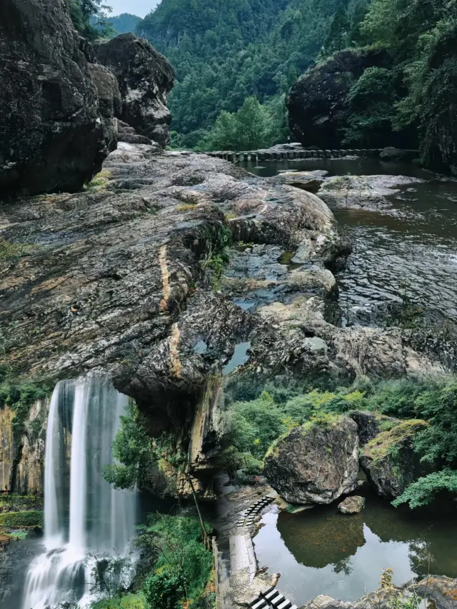 I Found "Zhejiang's Little Iceland" at Wenzhou Baizhangji Waterfall!