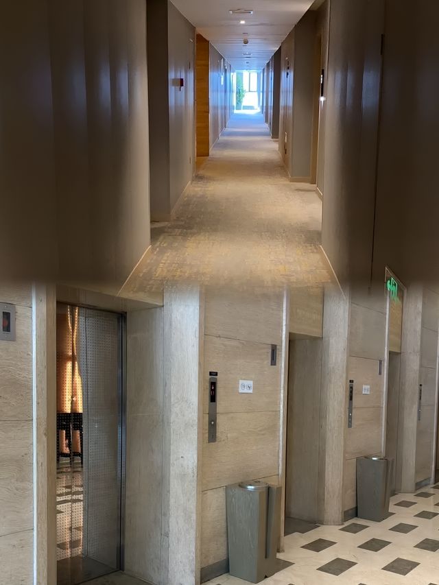 酒店客房乾淨整潔，採光良好，部分房間可欣賞城市景觀