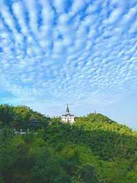 《徑山寺——深山藏古寺，鐘聲入梵音》