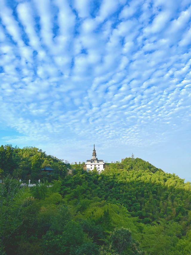 《徑山寺——深山藏古寺，鐘聲入梵音》